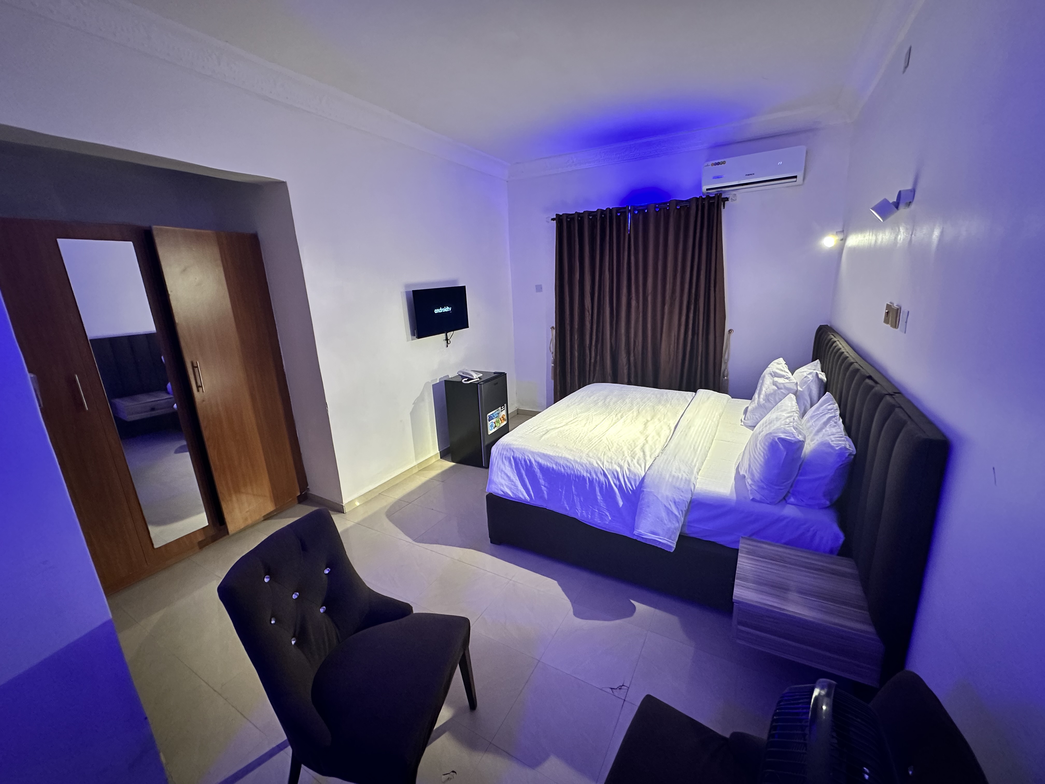 Oscar Luxury Apartment image 2