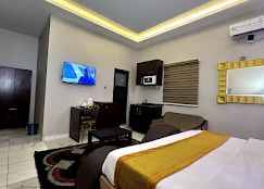 Toprano Hotel and Lounge image 3