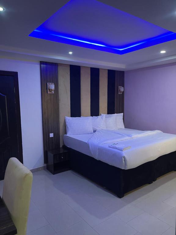 Alluring View Hotel - Allen Avenue image 2