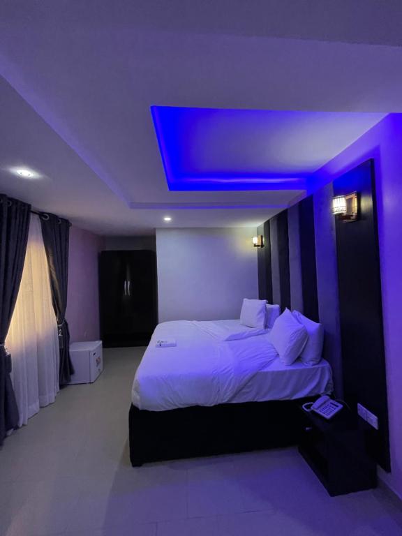 Alluring View Hotel - Allen Avenue