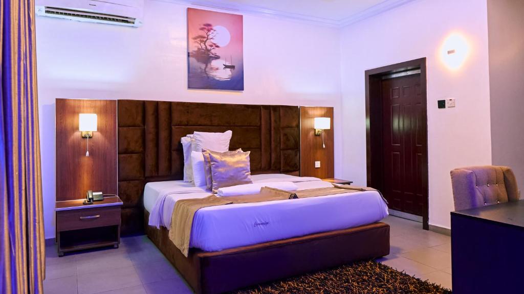 Crownedge Hotel image 2