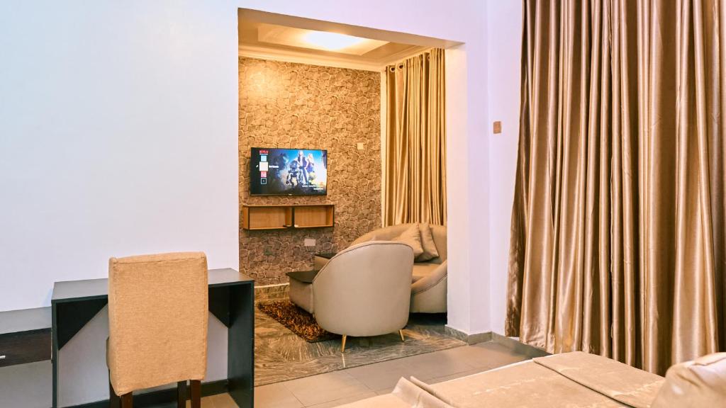 Crownedge Hotel image 3