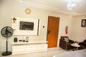 KLS Apartment image 5