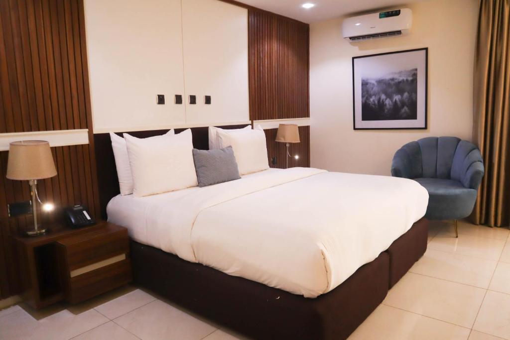EE29 Hotel and Suites