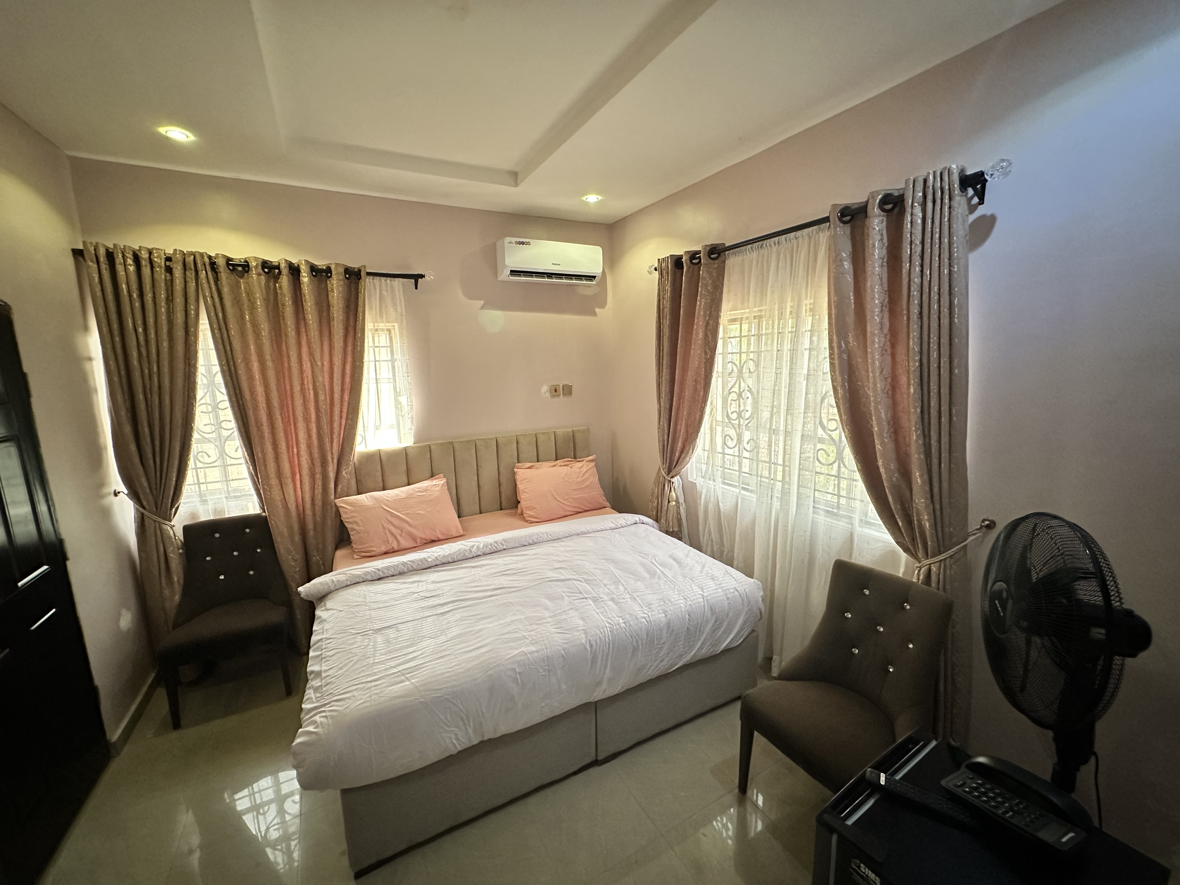 Oscar Luxury Apartment image 3