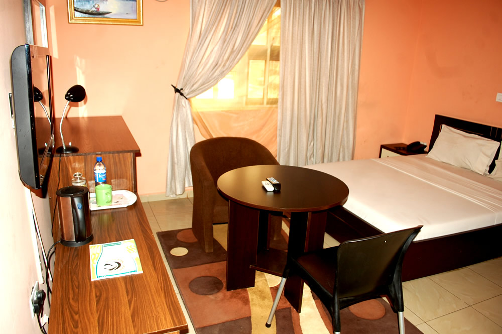 Epitome Hotel and Suites image 2