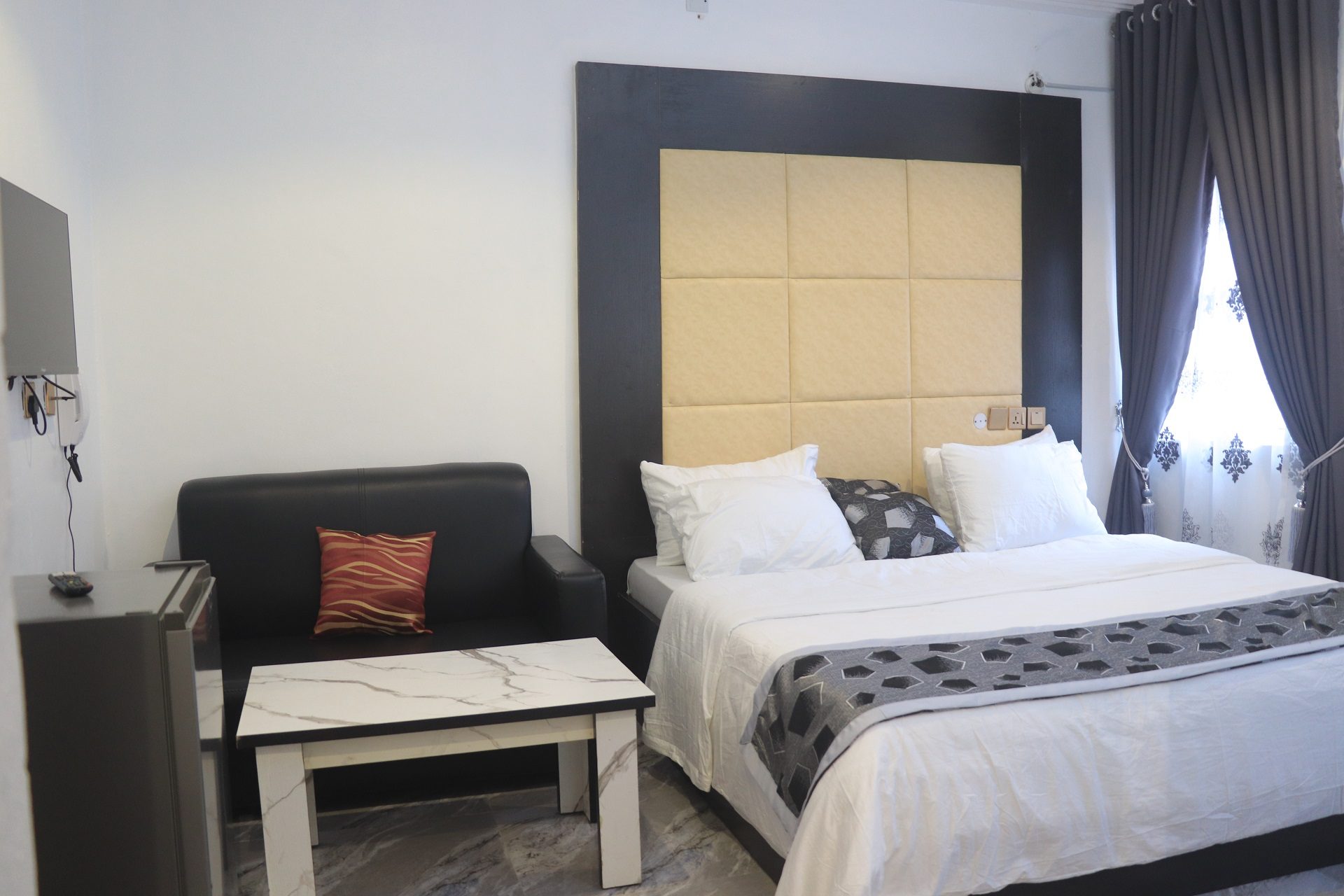 De Mentus Royale Hotel and Suites image 4