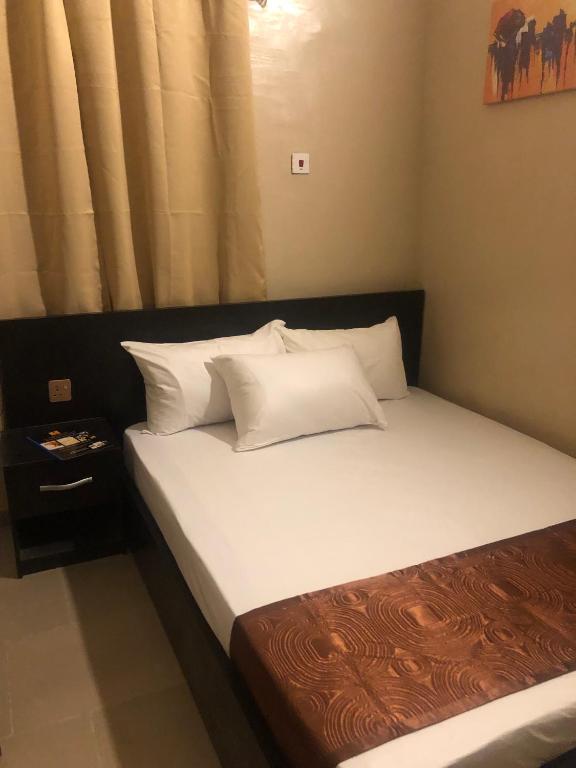 Posh Apartment Business Hotel image 4