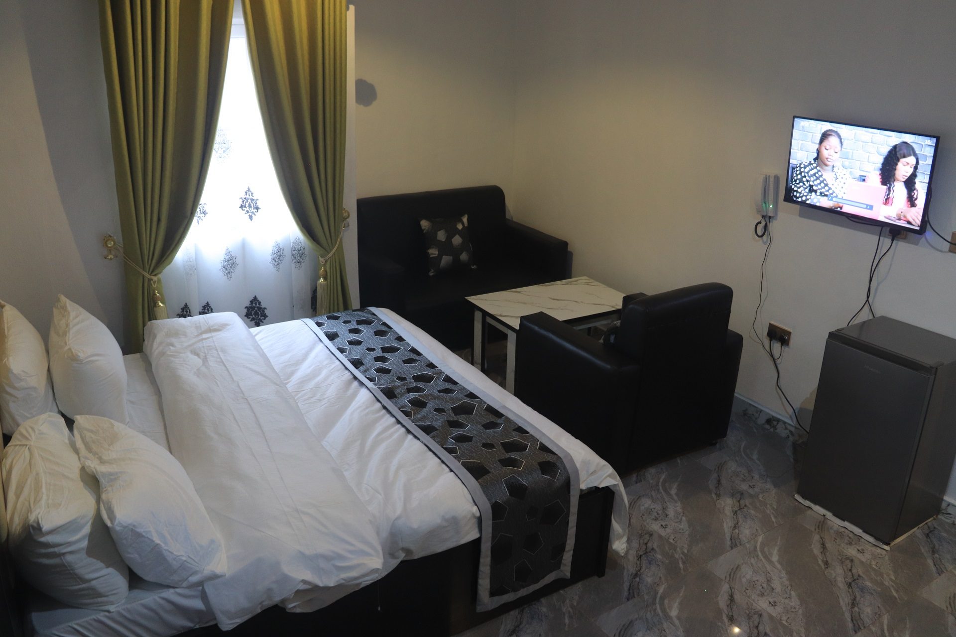 De Mentus Royale Hotel and Suites image 5