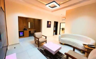 Lascurt Signature Hotel image 3