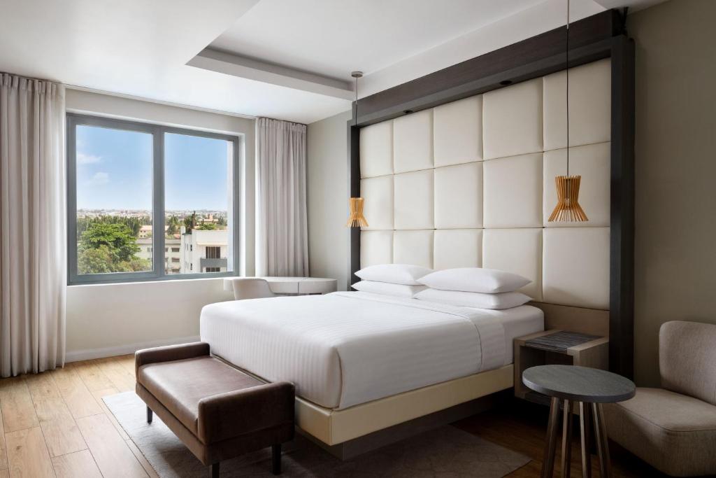 Junior King Suite with club lounge Access