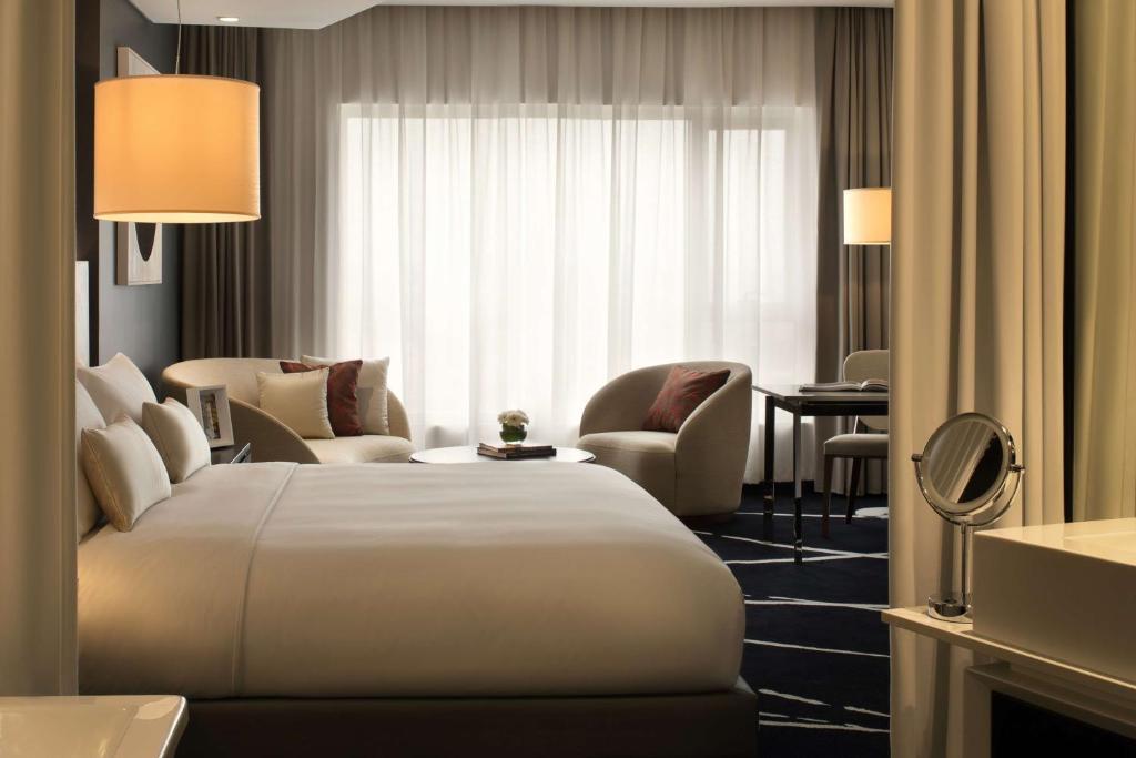 Suite with lounge access