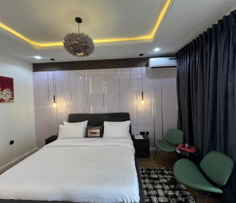 Oak Room (Studio Apartment)