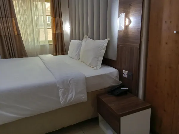 Alcove Room