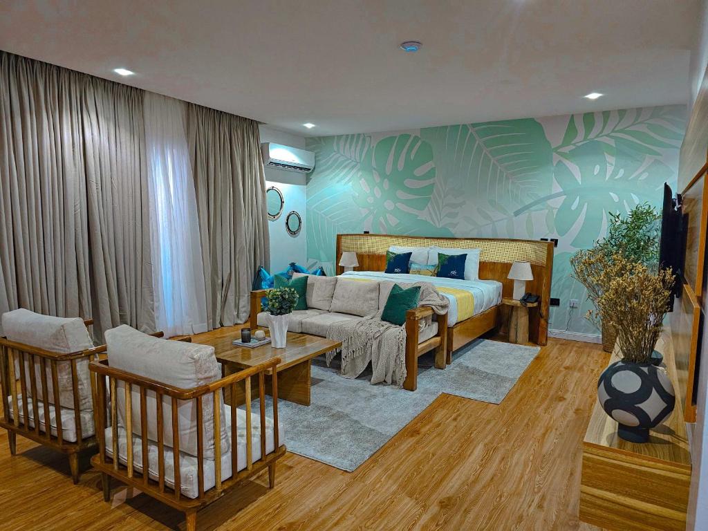 Beach Facing Family Room ( Full View)